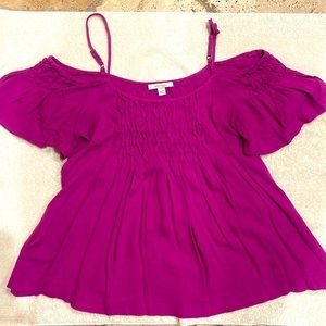 Beautiful off shoulder fuchsia floating top.